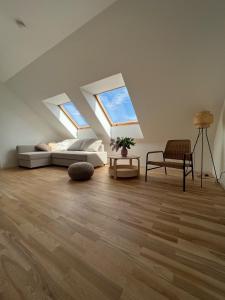 - un salon avec un canapé et 2 fenêtres dans l'établissement LEYLA Apartments, à Nido