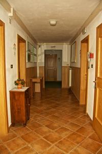 - un couloir avec du carrelage dans un bâtiment dans l'établissement Albergo Ristorante Iris, à Auronzo di Cadore