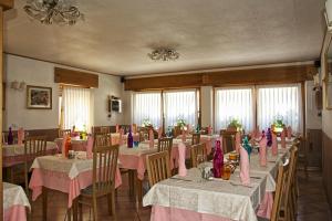 Restoran või mõni muu söögikoht majutusasutuses Albergo Ristorante Iris