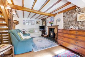 uma sala de estar com um sofá e uma lareira em The Bull Pen em Millom