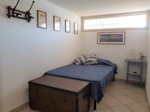 アウグスタにあるVilla al mare sulla scoglieraのベッドと窓のある小さな寝室
