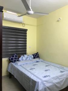 - une chambre dotée d'un grand lit avec des draps bleus et blancs dans l'établissement Gods own home stay, à Cochin