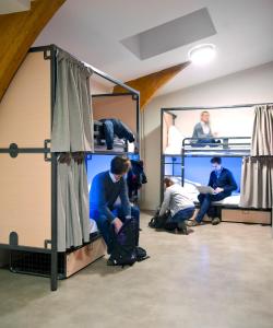 eine Gruppe von Männern in einem Zimmer mit Etagenbetten in der Unterkunft The People - Lille in Lille