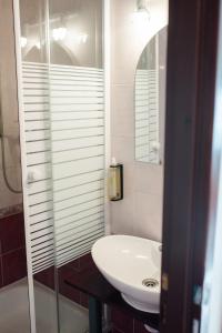 W łazience znajduje się biała umywalka i lustro. w obiekcie Hotel Kliper we Władysławowie