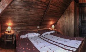 Giường trong phòng chung tại Holiday Home Gorski Lazi