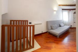 - un salon avec un canapé et du parquet dans l'établissement Cà Marina, appartamento in Biennale, à Venise