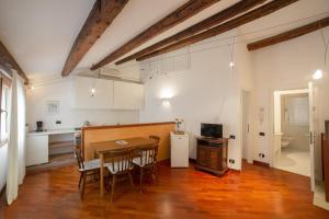 a kitchen and dining room with a table and chairs at Cà Marina, appartamento in Biennale in Venice