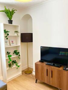 TV a/nebo společenská místnost v ubytování Beautiful Two Bedroom Cottage