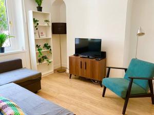 TV a/nebo společenská místnost v ubytování Beautiful Two Bedroom Cottage