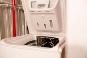 - un petit réfrigérateur blanc avec une porte ouverte dans l'établissement Cà Marina, appartamento in Biennale, à Venise