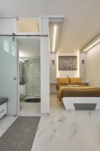1 dormitorio con 1 cama y baño con ducha en Modern Studio for Two, Mytilene Lesvos, en Mytilini