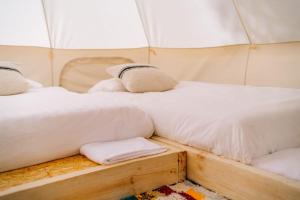 A bed or beds in a room at Tres Estrellas Costa Brava