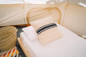 A bed or beds in a room at Tres Estrellas Costa Brava