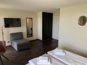 Habitación de hotel con cama y silla en Das Bergschlösschen, en Bamberg