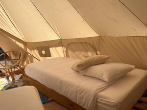A bed or beds in a room at Tres Estrellas Costa Brava