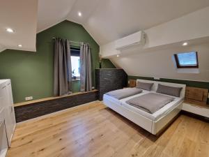 een slaapkamer met een wit bed en groene muren bij Ferienwohnung Mosel-Saar-Ruwer in Bernkastel-Kues