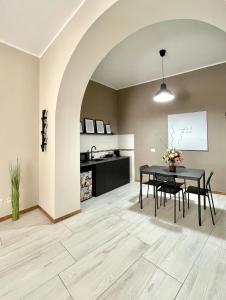 - une cuisine et une salle à manger avec une table et des chaises dans l'établissement Grey Apartment, à Caiazzo