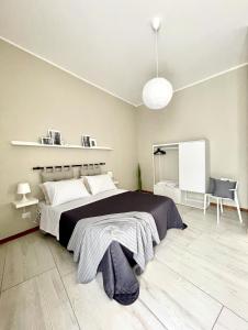 een slaapkamer met een groot bed en een zwarte deken bij Grey Apartment in Caiazzo