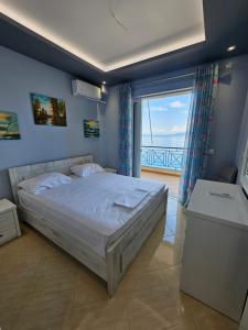 um quarto com uma cama e vista para o oceano em Amazing Sea View Apartment em Sarandë
