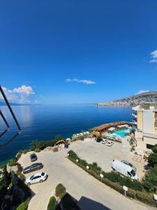 uma vista para um parque de estacionamento junto à água em Amazing Sea View Apartment em Saranda