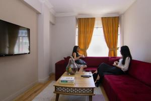 カイセリにあるSeyir Evleri DİVANのリビングルームのソファに座る女性2人