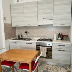 A kitchen or kitchenette at Anto AIRCON studio monolocale a 15 min dal centro