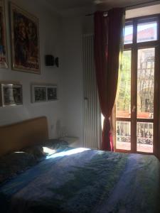 een slaapkamer met een groot bed en een raam bij Amazing Flat with terrace in Milaan