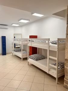 Cette chambre comprend plusieurs lits superposés. dans l'établissement Split It Hostel, à Split