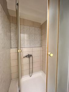 y baño con ducha y puerta de cristal. en Split It Hostel en Split