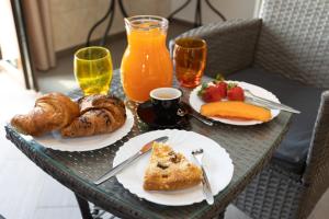 una mesa con platos de comida, fruta y bebidas en Bed and Breakfast Horizon, en Tropea