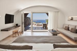 sala de estar con vistas al océano en Canaves Epitome - Small Luxury Hotels of the World en Oia