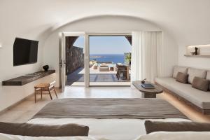sala de estar con vistas al océano en Canaves Epitome - Small Luxury Hotels of the World, en Oia