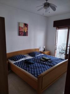 1 dormitorio con 1 cama con edredón azul en Casa da laranjeira, en Montargil