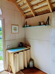 uma pequena cozinha com um balcão num quarto em MUHUSI Linnumaja em Igaküla