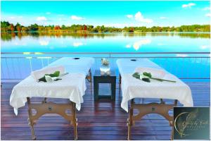 2 mesas en un barco con vistas al lago en House of Bell - Vaal River, en Vanderbijlpark