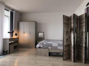 - une chambre avec un lit et une commode dans l'établissement Meer Loft, à Sierksdorf