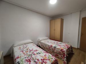 Habitación pequeña con 2 camas y armario en Amplio apartamento con 2 baños en Logroño