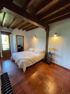 1 dormitorio con 1 cama grande en una habitación en Posada El Valle - Adults Only, en Suances