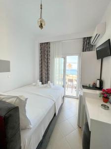 Pokój hotelowy z 2 łóżkami i widokiem na ocean w obiekcie Ionian View B&B w mieście Himara
