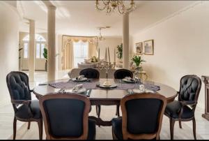 comedor con mesa y sillas en Cosy private room easy access to city & airport, en Melbourne