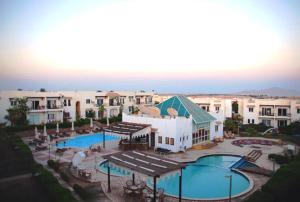 uma vista aérea de um resort com duas piscinas em Logaina Sharm Resort em Sharm el Sheikh