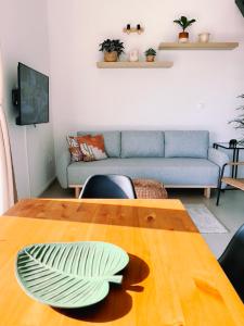 巴拉頓菲茲弗的住宿－Bambusz apartman，客厅配有桌子和沙发