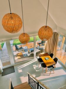 巴拉頓菲茲弗的住宿－Bambusz apartman，用餐室配有桌椅和吊灯。