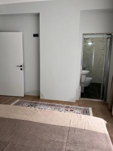 Koupelna v ubytování شقة مميزة مطلة على البحر - اراكلي 1