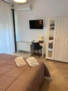 a bedroom with a bed with two towels on it at Ù BBI PÓ in San Mauro Cilento