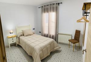 Säng eller sängar i ett rum på Al-Qazeres Suites