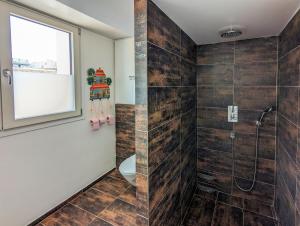bagno con doccia e servizi igienici. di Le Penthouse de Boulogne a Boulogne-Billancourt