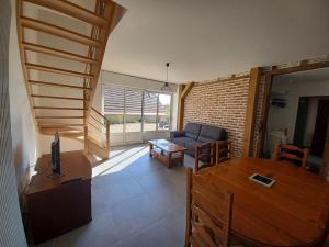 翁赞Rêve de Loire chambres d'hôtes au calme au pied des châteaux de la Loire的带桌子和沙发的客厅