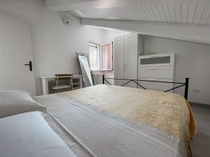ein Schlafzimmer mit einem großen weißen Bett in einem Zimmer in der Unterkunft Casa Vacanze Ferri - Riccione in Riccione