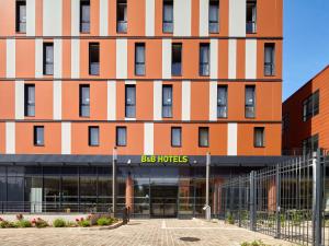 Budova, kde se hotel nachází + 37 fotografií